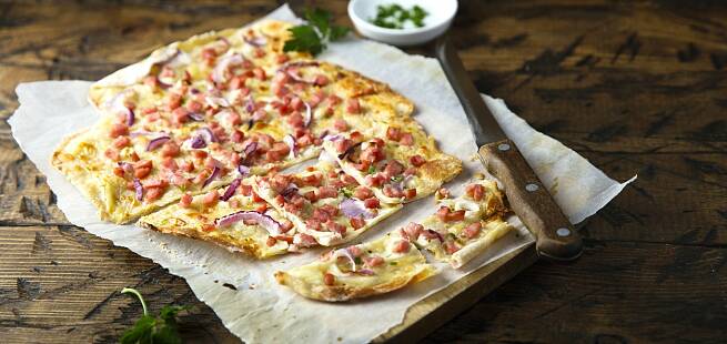 Løkpai som i Alsace - Tarte flambee - Flammkuchen
