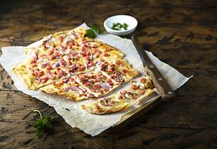 Løkpai som i Alsace - Tarte flambee - Flammkuchen