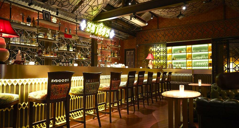 På Mahaniyom Bar i Bangkok er de hekta på blekk - som blir til helt unike drinker