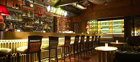 På Mahaniyom Bar i Bangkok er de hekta på blekk - som blir til helt unike drinker