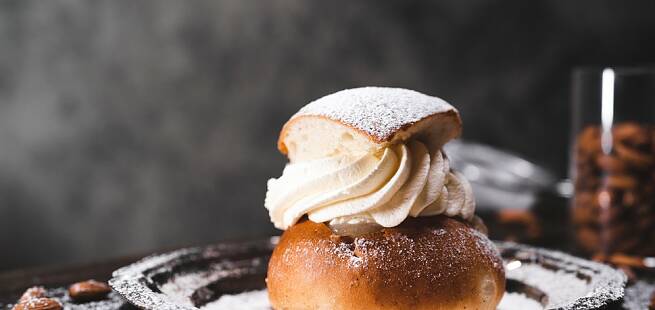 Fastelavnsboller med mandelfyll eller vaniljekrem