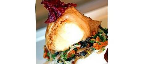 By på nydelig lardostekt brosme med madeiraglace og rødbetecrisp