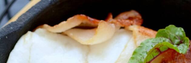 By på nydelig lardostekt brosme med madeiraglace og rødbetecrisp