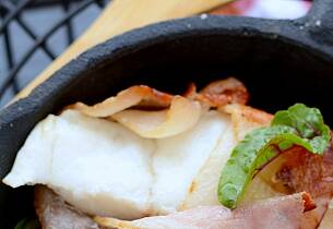 By på nydelig lardostekt brosme med madeiraglace og rødbetecrisp