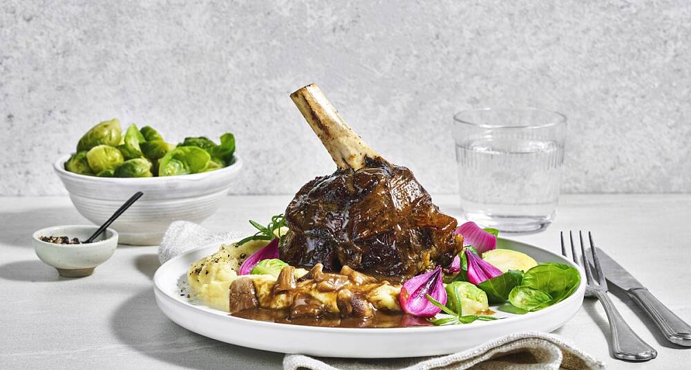 Langtidsstekt reinsdyrskank med honningglasert rosenkål og sjysaus