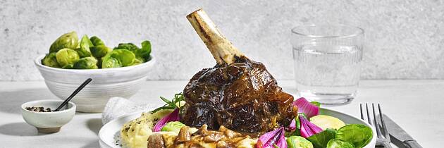 Sikre deg feriens beste middag: Langtidsstekt reinsdyrskank med honningglasert rosenkål og sjysaus