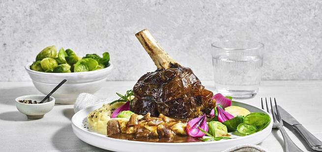 Langtidsstekt reinsdyrskank med honningglasert rosenkål og sjysaus