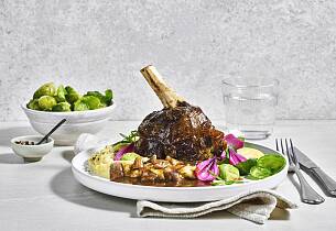 Langtidsstekt reinsdyrskank med honningglasert rosenkål og sjysaus