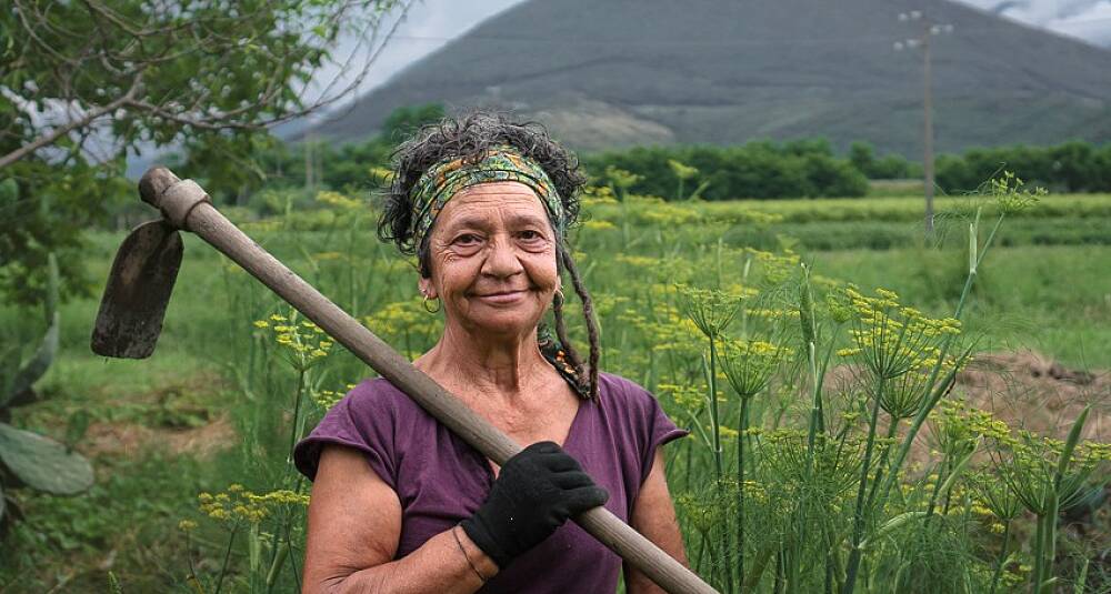 Kvinner med bein i nesa og i jorda