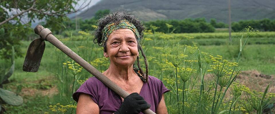 Kvinner med bein i nesa og i jorda