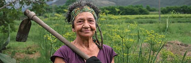 Kvinner med bein i nesa og i jorda