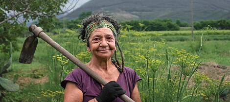 Kvinner med bein i nesa og i jorda