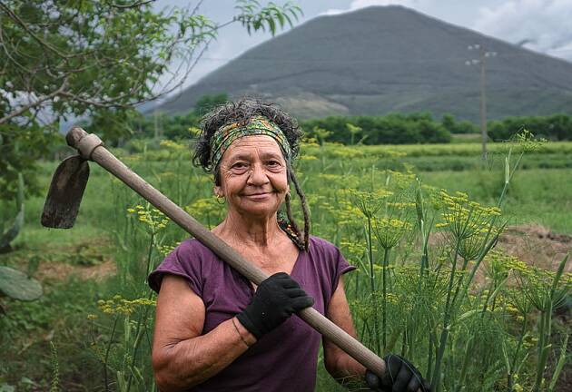 Kvinner med bein i nesa og i jorda