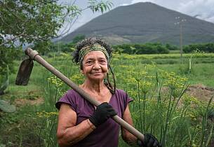 Kvinner med bein i nesa og i jorda