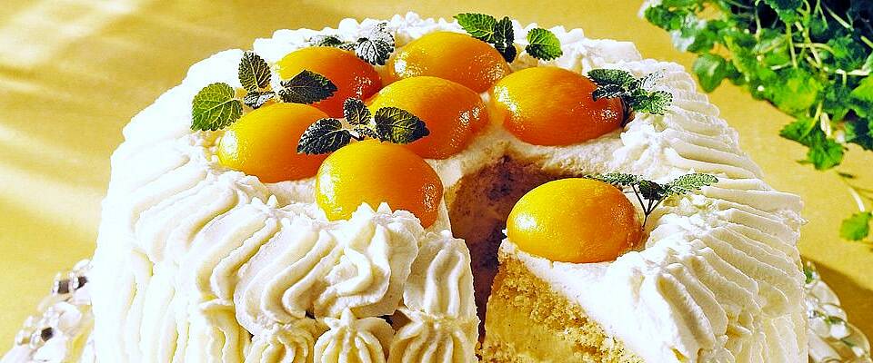 Konfirmasjon eller annen feiring: Hva med en bløtkake med eggekrem og aprikos?
