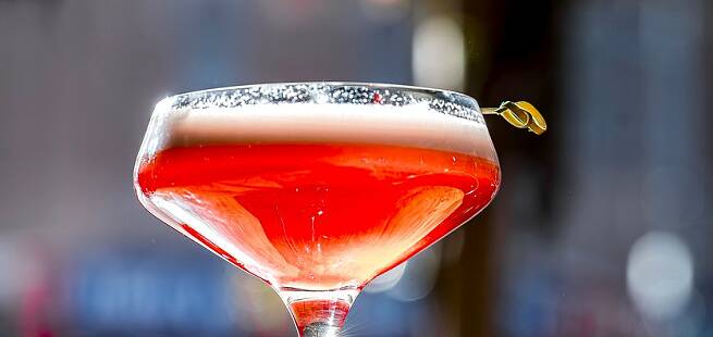 The Communist drinkoppskrift med gin, kirsebærlikør og sitrus