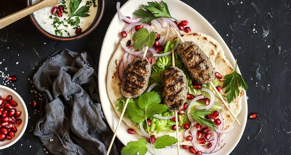 Kebab på grillen smaker himmelsk - la deg friste av Şiş köfte - tyrkisk lammekebab med granateple-tzatziki