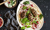 Kebab på grillen smaker himmelsk - la deg friste av Şiş köfte - tyrkisk lammekebab med granateple-tzatziki