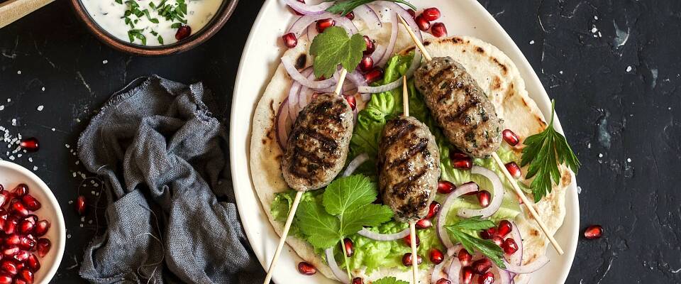 Kebab på grillen smaker himmelsk - la deg friste av Şiş köfte - tyrkisk lammekebab med granateple-tzatziki