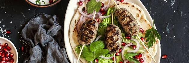 Kebab på grillen smaker himmelsk - la deg friste av Şiş köfte - tyrkisk lammekebab med granateple-tzatziki