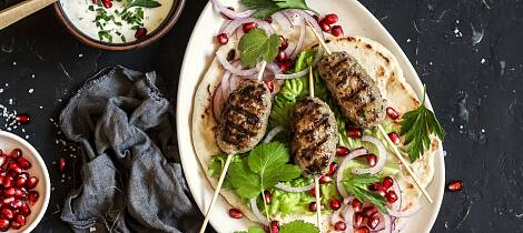Kebab på grillen smaker himmelsk - la deg friste av Şiş köfte - tyrkisk lammekebab med granateple-tzatziki