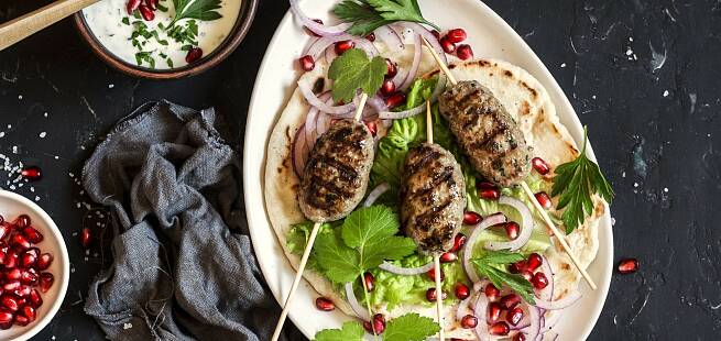 Şiş köfte - tyrkisk lammekebab med granateple-tzatziki