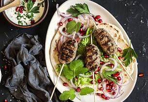 Kebab på grillen smaker himmelsk - la deg friste av Şiş köfte - tyrkisk lammekebab med granateple-tzatziki
