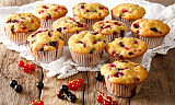 By på muffins med solbær og rips til kaffe- eller saftkosen