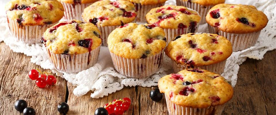 By på muffins med solbær og rips til kaffe- eller saftkosen