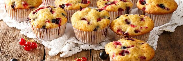 By på muffins med solbær og rips til kaffe- eller saftkosen