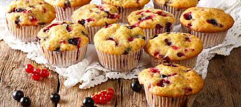 By på muffins med solbær og rips til kaffe- eller saftkosen