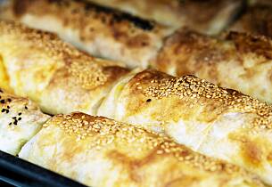 Innbakt fylt krydret laksefilet med appelsin-mousselinesaus