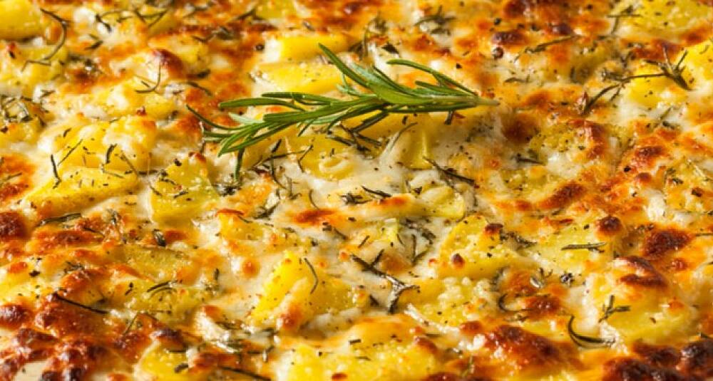 Slik lager du pizza av poteter. Det kan bli din nye favoritt