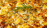Slik lager du pizza av poteter. Det kan bli din nye favoritt