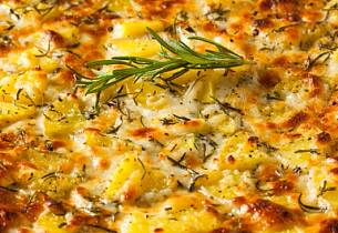 Slik lager du pizza av poteter. Det kan bli din nye favoritt